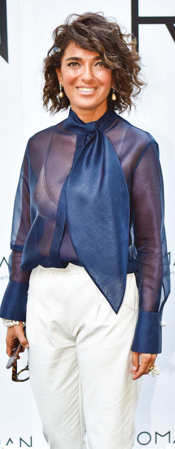 Yeni mağaza sergiyle açıldı