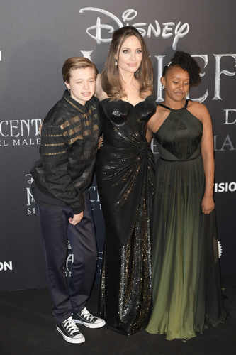 Angelina Jolie kızlarıyla film galasında