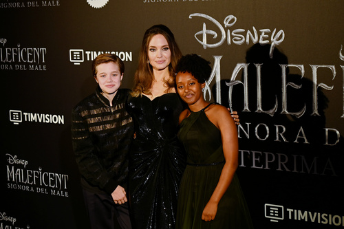 Angelina Jolie kızlarıyla film galasında