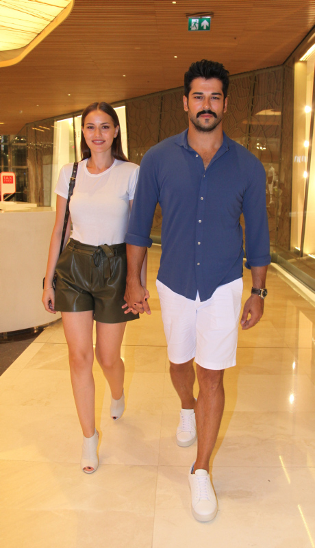 Burak Özçivit ve Fahriye Evcen'den mutlu aile pozu