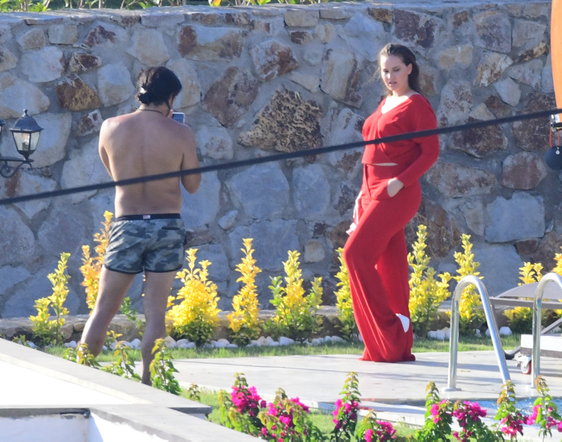 Burak Özçivit ve Fahriye Evcen'den mutlu aile pozu