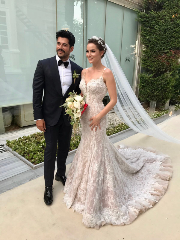 Burak Özçivit ve Fahriye Evcen'den mutlu aile pozu