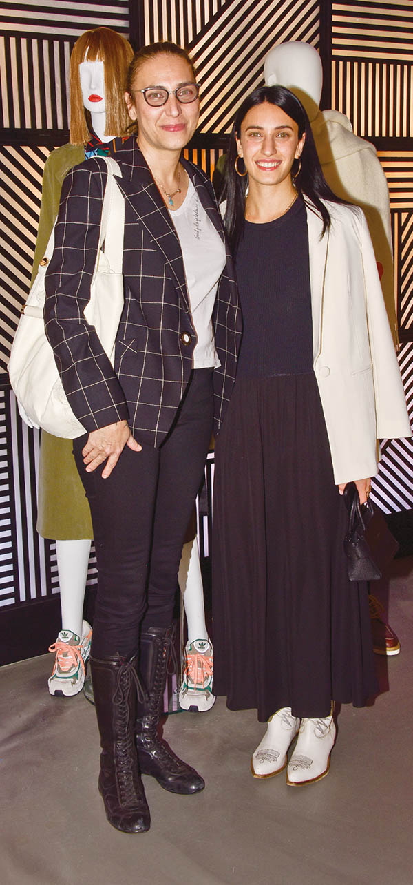 Yeni mağaza partiyle açıldı