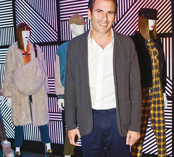 Yeni mağaza partiyle açıldı