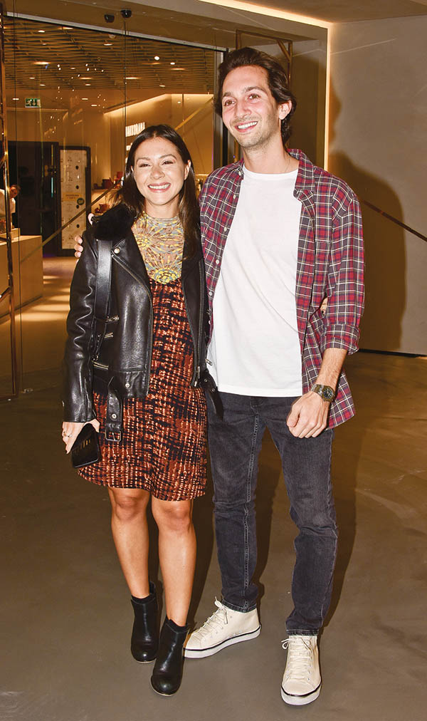 Yeni mağaza partiyle açıldı