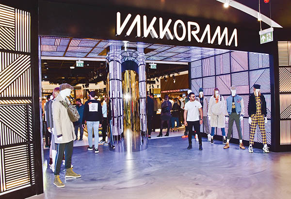 Yeni mağaza partiyle açıldı