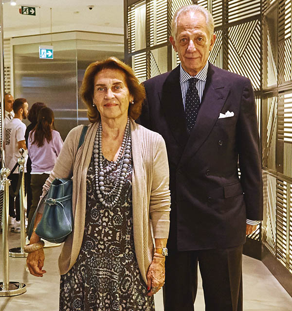 Yeni mağaza partiyle açıldı