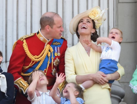 Cambridge Düşesi Kate Middleton Prens Louis'le birlikte müzik dersinde