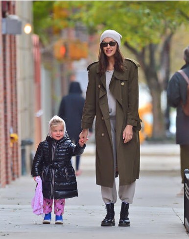 Irina Shayk kızı Lea ile birlikte New York'ta
