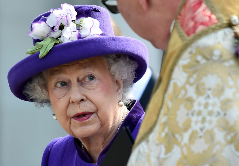 Kraliçe II. Elizabeth tahtı oğlu Prens Charles’a devrediyor