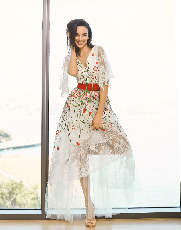 Tara De Vries'den YouTube kanalı açılışına özel poz!