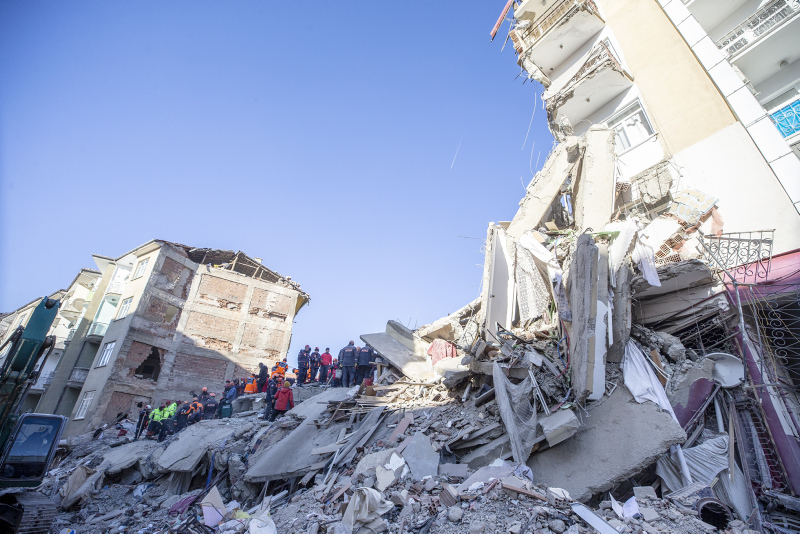 Elazığ'da meydana gelen deprem sonrası ünlü isimlerden gelen geçmiş olsun mesajları