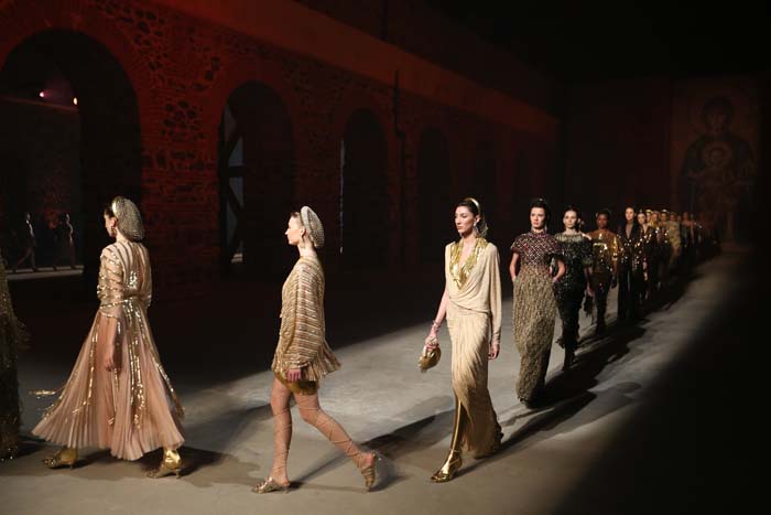 Özgür Masur defilesine yoğun ilgi