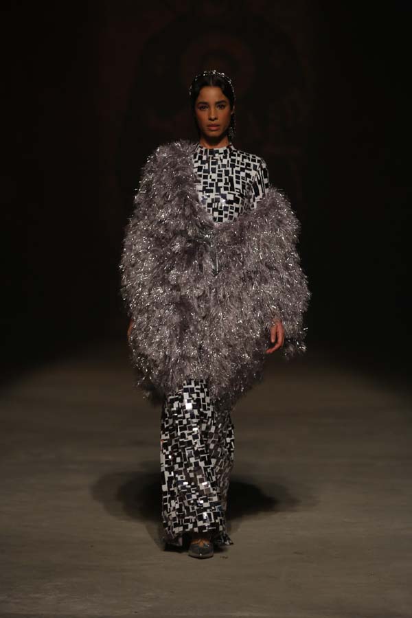 Özgür Masur defilesine yoğun ilgi