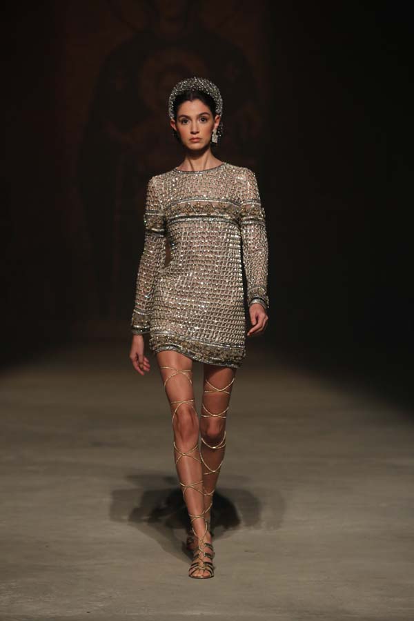 Özgür Masur defilesine yoğun ilgi