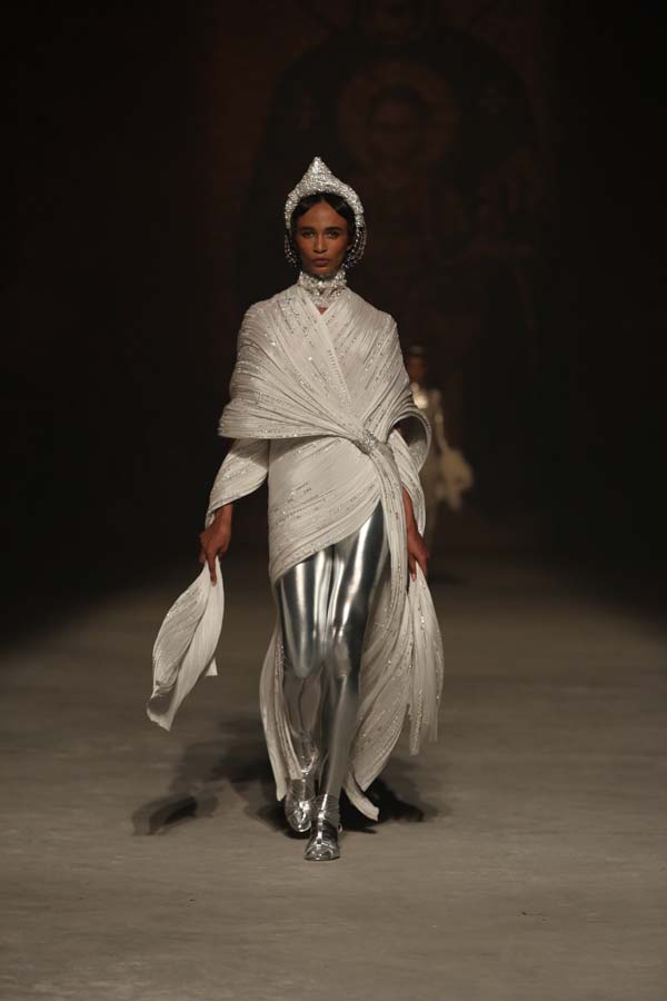 Özgür Masur defilesine yoğun ilgi