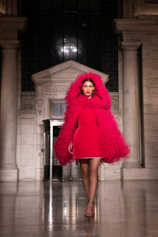 Bella Hadid’in dikkat çeken Oscar de la Renta stili