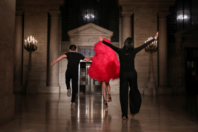 Bella Hadid’in dikkat çeken Oscar de la Renta stili