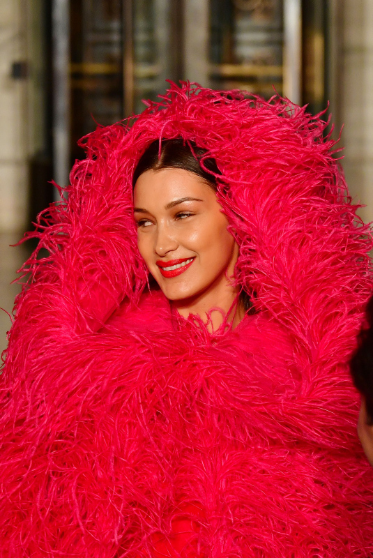 Bella Hadid’in dikkat çeken Oscar de la Renta stili