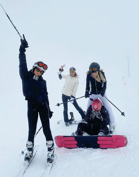 Pırıl Çetindoğan, karın keyfini kayak yaparak çıkarıyor