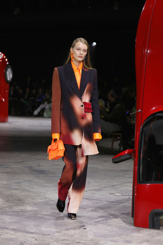 Hadid Kardeşler anneleriyle birlikte podyumda!