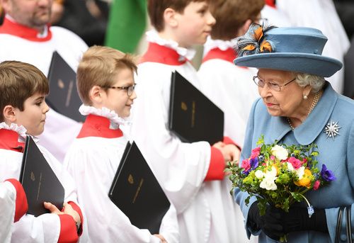 Kraliyette yüzler asık!