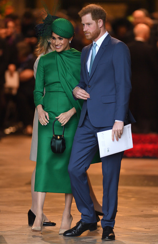 Kraliyette yüzler asık!