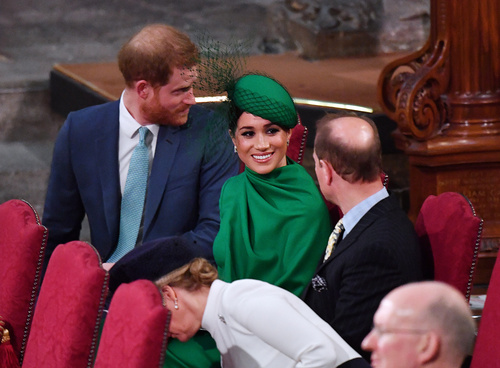 Kraliyette yüzler asık!