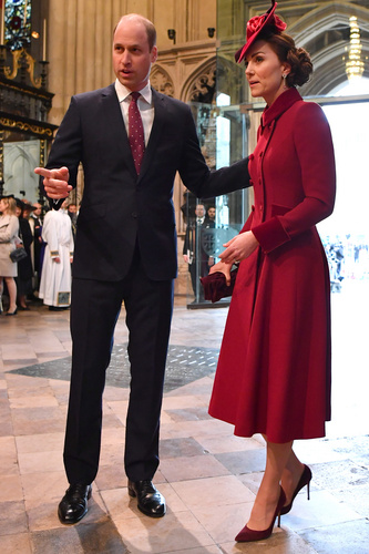 Kraliyette yüzler asık!