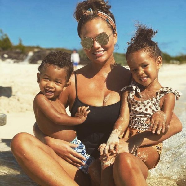 Chrissy Teigen üçüncü çocuğuna hamile!