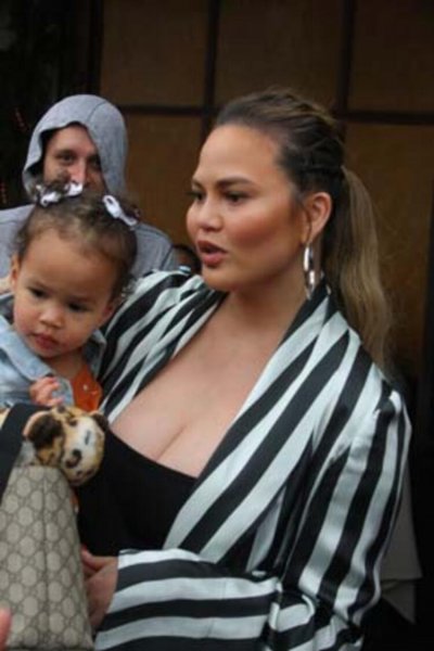 Chrissy Teigen üçüncü çocuğuna hamile!