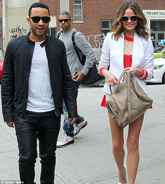 Chrissy Teigen üçüncü çocuğuna hamile!