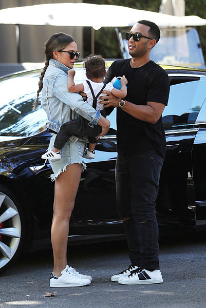 Chrissy Teigen üçüncü çocuğuna hamile!