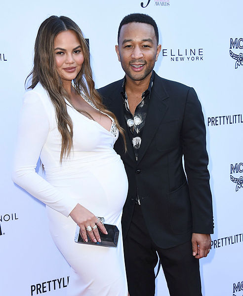 Chrissy Teigen üçüncü çocuğuna hamile!
