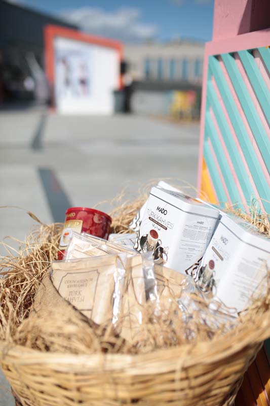 Açık havada korona önlemli indirim günlerine yoğun ilgi