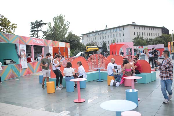 Açık havada korona önlemli indirim günlerine yoğun ilgi