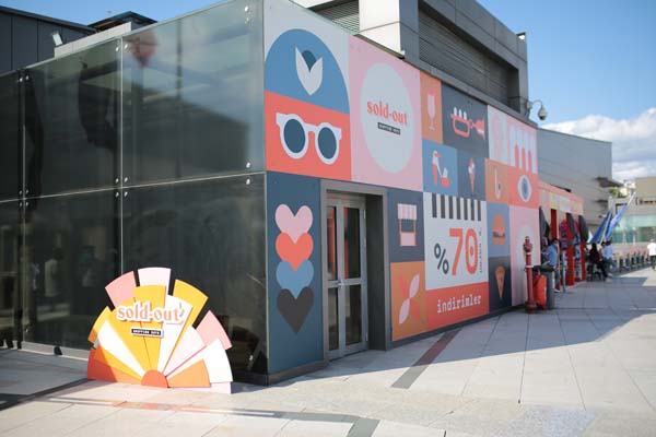 Açık havada korona önlemli indirim günlerine yoğun ilgi