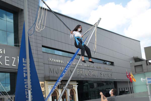 Açık havada korona önlemli indirim günlerine yoğun ilgi
