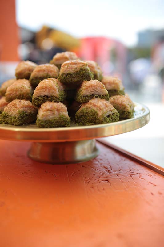 Açık havada korona önlemli indirim günlerine yoğun ilgi