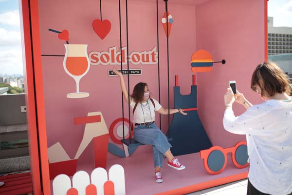 Açık havada korona önlemli indirim günlerine yoğun ilgi