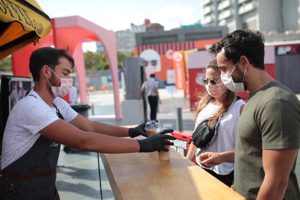 Açık havada korona önlemli indirim günlerine yoğun ilgi