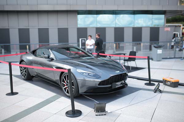 Açık havada korona önlemli indirim günlerine yoğun ilgi