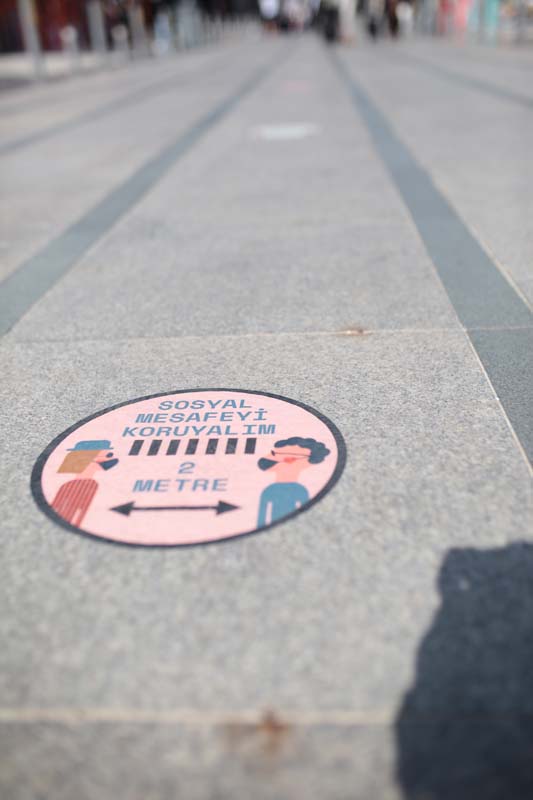 Açık havada korona önlemli indirim günlerine yoğun ilgi