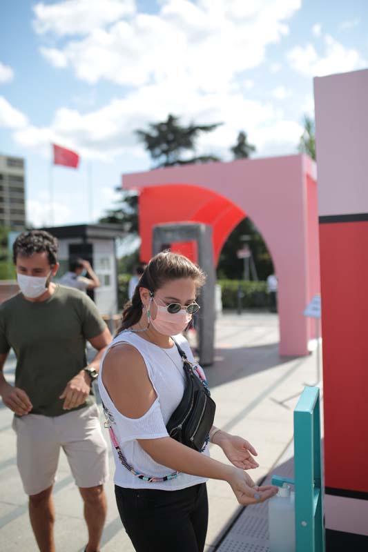 Açık havada korona önlemli indirim günlerine yoğun ilgi
