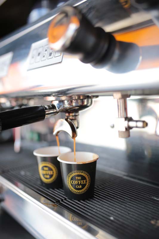 Açık havada korona önlemli indirim günlerine yoğun ilgi