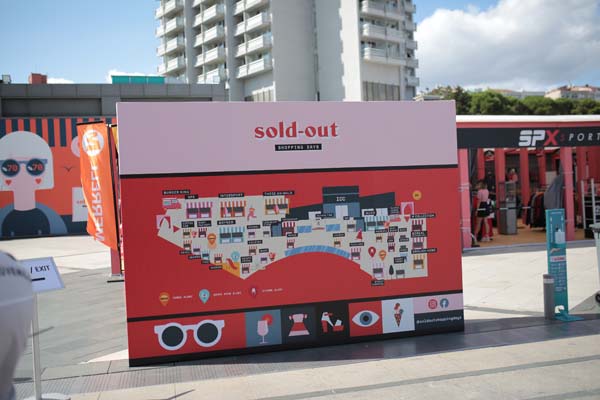 Açık havada korona önlemli indirim günlerine yoğun ilgi