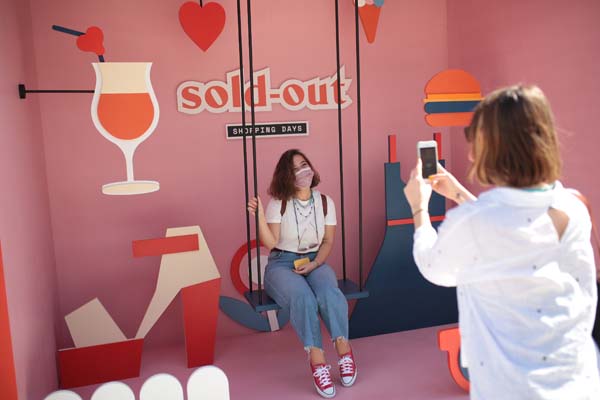 Açık havada korona önlemli indirim günlerine yoğun ilgi