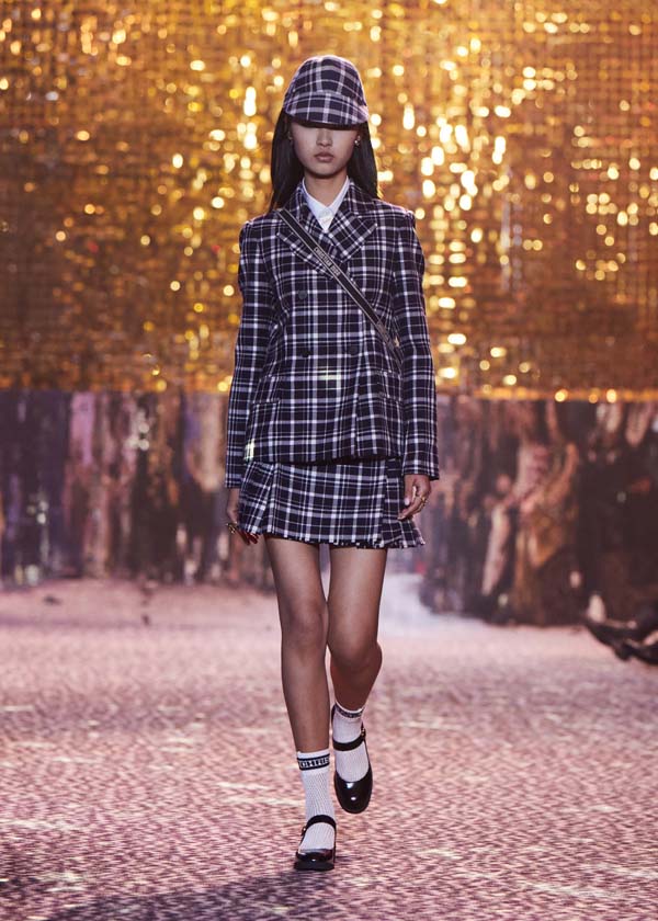 Dior Pre-Fall 2021 koleksiyonunu Şanghay'da sundu