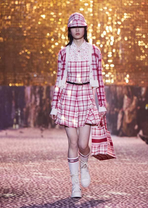 Dior Pre-Fall 2021 koleksiyonunu Şanghay'da sundu