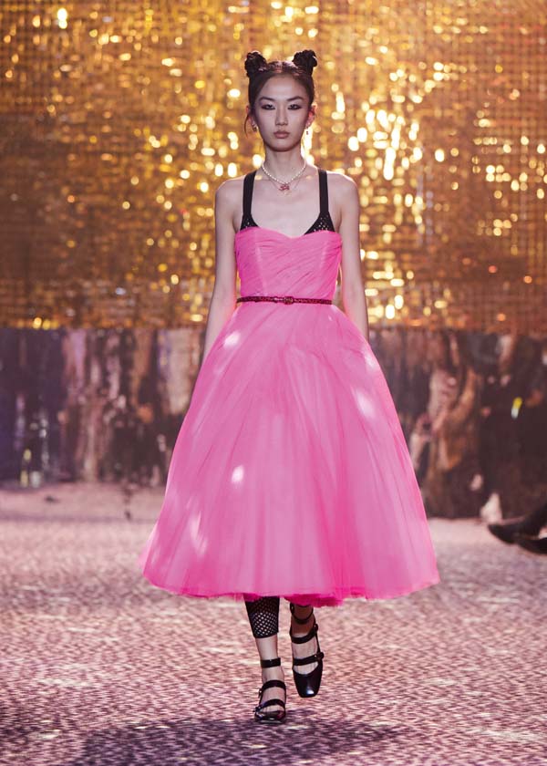 Dior Pre-Fall 2021 koleksiyonunu Şanghay'da sundu.